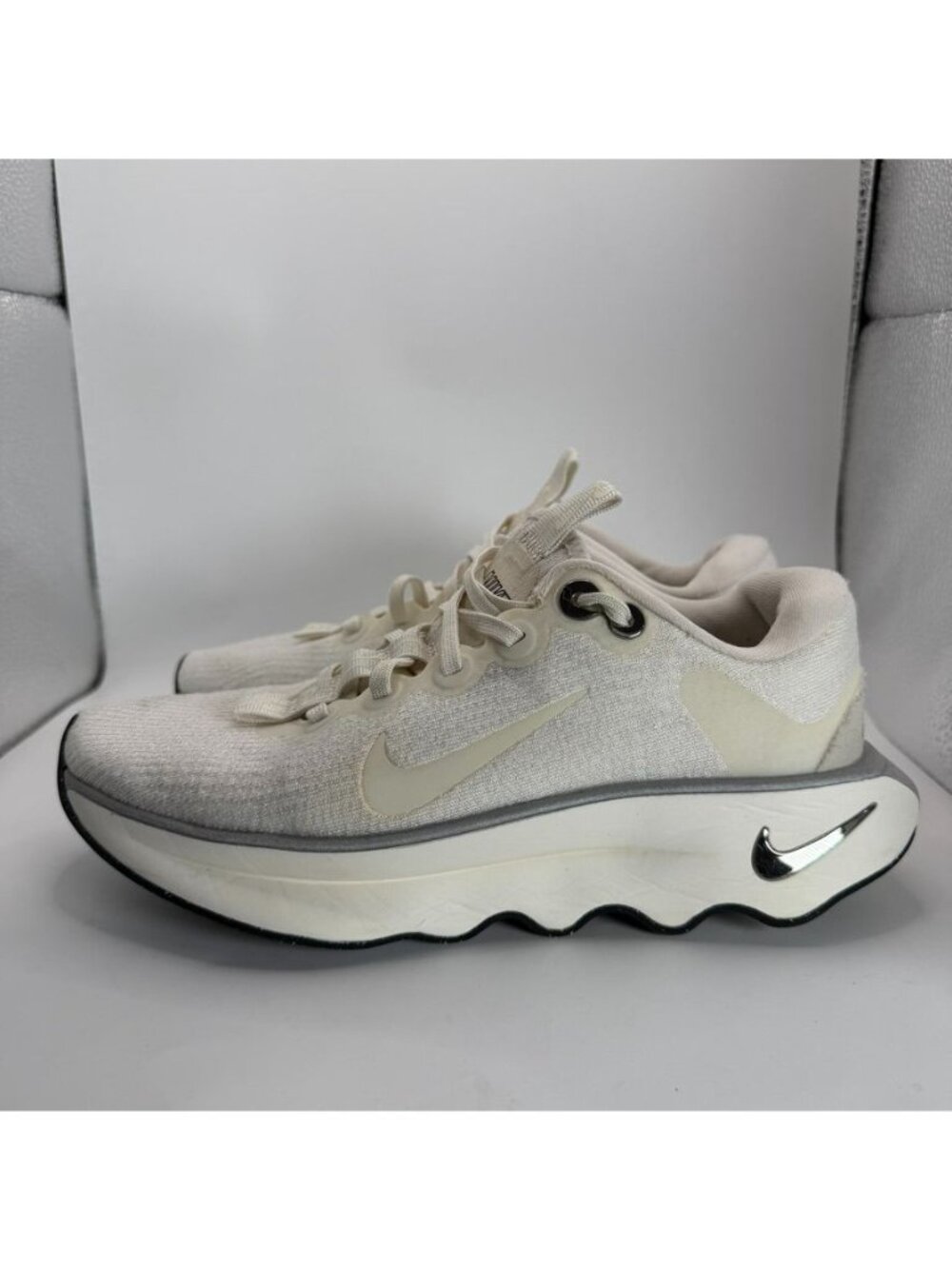 Nike Motiva Women's Walking Shoes US 7 White DV1238-103 Lightweight Cushioned - Picture 4 of 8